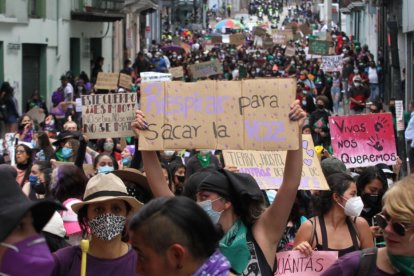 Centenas de mujeres se congregaron para conmemorar el Día Internacional de la Mujer