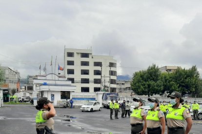 La teniente Zurita (izq.) se contagió de COVID-19 el año pasado.