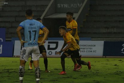 Gol de Byron Castillo del Barcelona aprovechó que el golero Valle aflojo la pelota y a festejar,