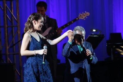 Ceci Juno cantando junto al maestro Armando Manzanero.