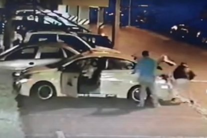 . Dos de los tipos se habían escondido en la cajuela y se bajaron para ir a robar.