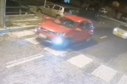 En este auto rojo iba la mujer y cuando estuvo a punto de salir, ella se lanzó.