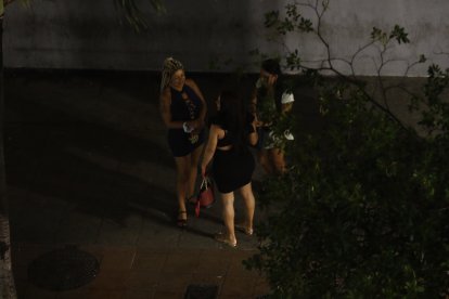 Las mujeres han ocupado nuevos espacios de la vía pública para su labor.