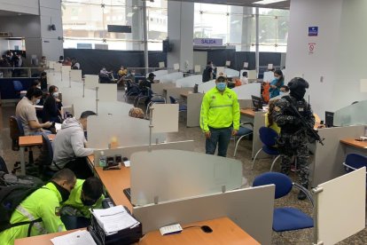 Policía y Fiscalía allanaron las oficinas del SRI.