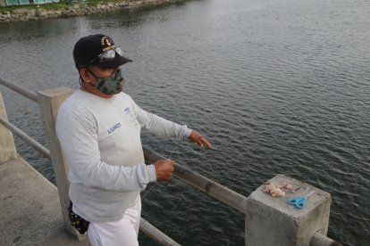 Jaime Murillo realiza la actividad para desestresarse de la rutina diaria. Suele estar unas cuatro horas en el puente.