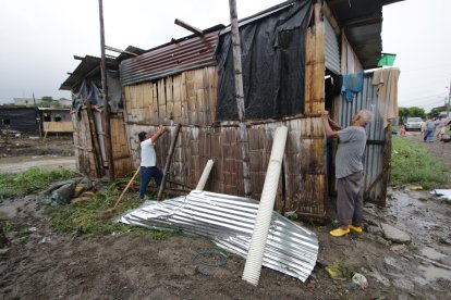 A Blanca Castro sus vecinos la  ayudaron a levantar la pared de caña que se vino abajo.
