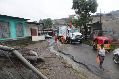 En la cooperativa Guerreros del Fortín se desplomó un poste de alumbrado público.

PERIODISTA : ANNY BZAN 

FECHA : 09/03/2021 

Agencia (ag-extra)