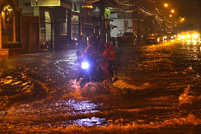 Vehículos se convirtieron en lanchas para cruzar las calles de Guayaquil.