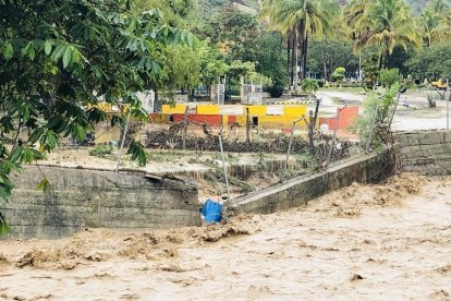 La fuerza del agua provocó que un muro cediera.