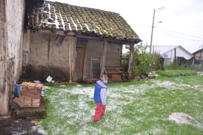 En los techos de las casas y en el suelo cayeron los pedacitos de hielo.