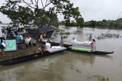 La ayuda continúa llegando a varios recintos donde los niveles del agua han ido descendiendo.