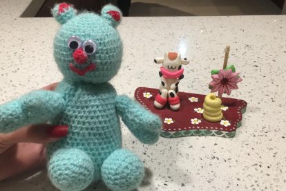 Carmen todavía conserva los regalos que le daban los internos, todos elaborados por sus propias manos.