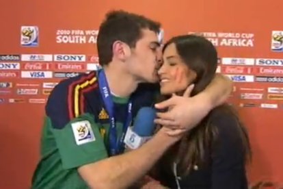 El memorable beso de Casillas a su entonces novia, Sara Carbonero, tras el campeonato mundial conseguido por España en 2010.