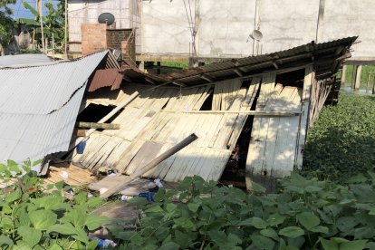La endeble casa de caña se viró por acción del agua.