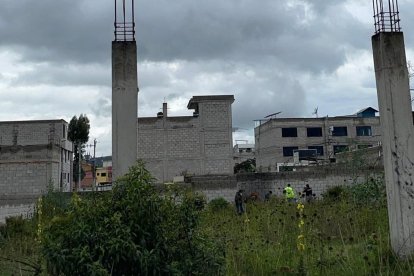 Los investigadores fueron al fondo del predio en donde hay una huella negra que dejó la hoguera.