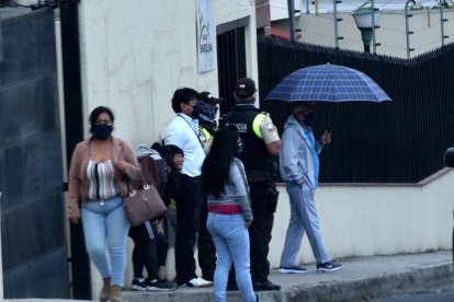 La madre de Sebastián Paillacho, el otro implicado, lloró cuando vio a su hijo saliendo del vehículo.