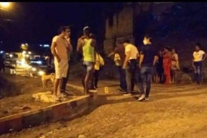 Una testigo indicó que vio a hombres encapuchados en un carro.