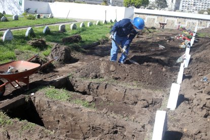 Durante los días más duros de la pandemia, en Quito se preparaban los cementerios.