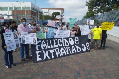 Con plantones familiares exigían la devolución de los cuerpos de sus parientes.