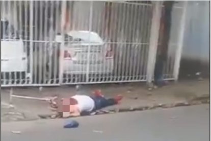 Así quedó el cuerpo de la víctima tras el ataque de los motorizados.