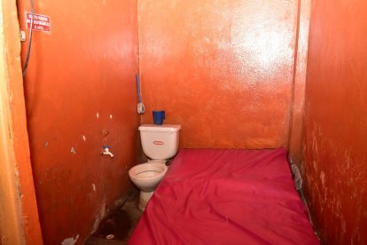 Dentro no se aplican los más mínimos protocolos de aseo y limpieza.