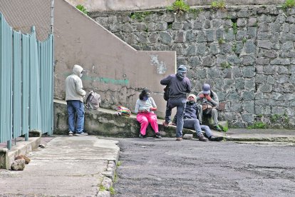 Personas en situación de calle se tomaron las escalinatas y veredas del sector.