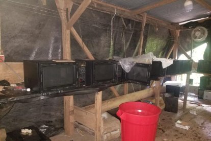 En Sucumbíos se hallaron 14 hornos para el secado de la sustancia ilícita.