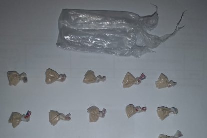 La policía mostró las 25 dosis de heroína incautadas dentro de una serie de operativos dle fin de semana pasado.