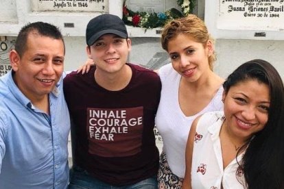 Junto a sus hermanos mayores durante una visita al cementerio.