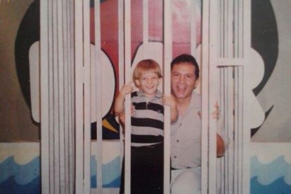 Marco Vinicio, en una de las fotos de su niñez junto a su papá, cuyo rostro dice no recordar.