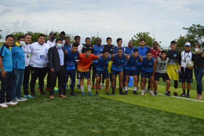 Los directivos con parte de la plantilla del equipo de Huancavilca.