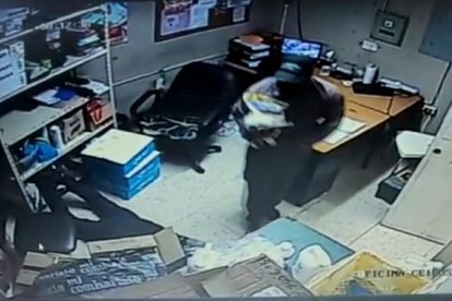 Los sospechosos fueron captados por la cámaras de seguridad del negocio.