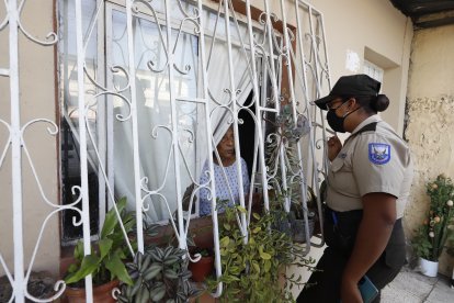 Hasta la mañana de ayer, la mamá de Darwin Oliver Preciado Sevilla (foto círculo) desconocía que había fallecido. 
Guayaquil-Ecuador
Agencia (ag-expreso)