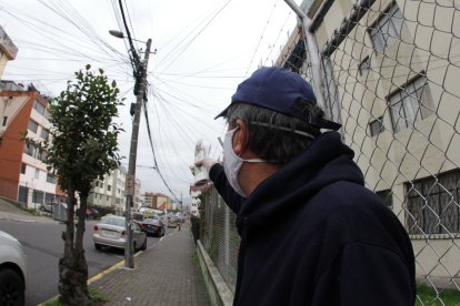 Moradores dicen que los postes parecen  ‘telarañas’ con tantos cables.