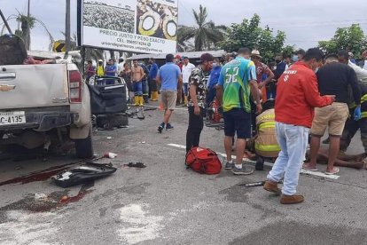 Moradores, conductores y pasajeros estuvieron en el sitio para ver lo sucedido.