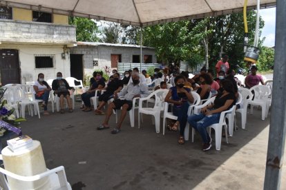 En medio del dolor, los parientes anhelan la recuperación de los heridos.