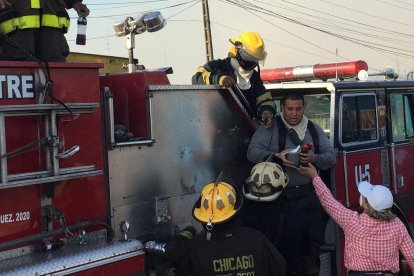 Luego de una intensa jornada, los miembros del Cuerpo de Bomberos recibieron sus alimentos.