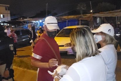 Martha y otra voluntaria conversaron y alimentaron a los familiares de los PPL de los centros carcelarios del país.