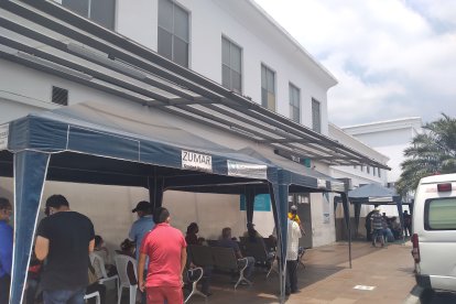 Ciudadanos acuden al Hospital Bicentenario para hacerse las pruebas de Covid-19.