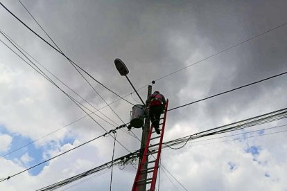 El trabajo consiste en retirar las lámparas existentes para poner otras más potentes.