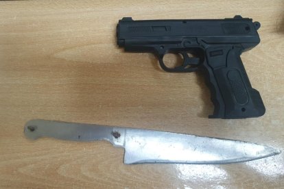 Las armas incautadas al hoy detenido. La pistola es de juguete.