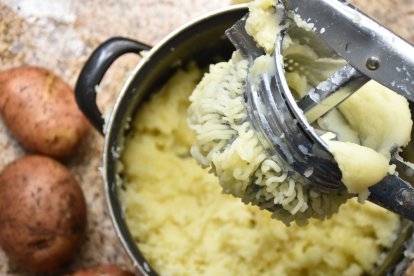 La papa cocinada y majada es la base para una preparación tradicional.