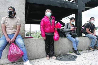 Ivett Granda (chompa roja) mostró su enojo por la actitud de las autoridades ante la crisis.