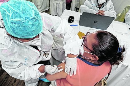 La inmunización contra el COVID podría causar ciertas molestias en el cuerpo.