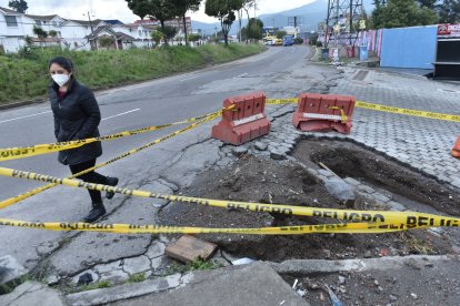 En Carcelén, la colocación de tuberías de agua aumenta la problemática en época lluviosa.