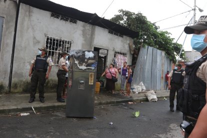 La refrigeradora fue una de las pocos artefactos que se pudo sacar, pero de todas formas quedó averiado.