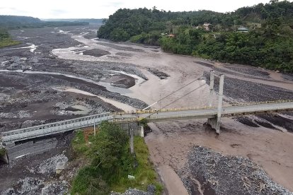 Alertan sobre daño que podría sufrir la estructura ante el incremento del caudal por un eventual rompimiento del dique.