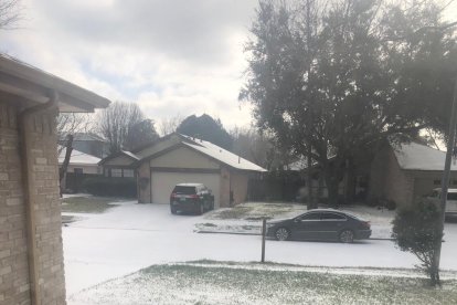 José miraba desde el gélido interior de su casa cómo la nieve cubría el pavimento y los jardines.