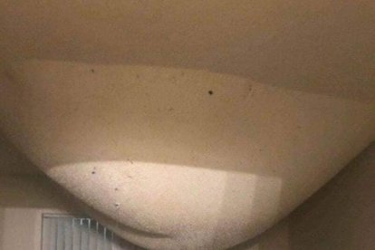 El techo de la casa que acogió a Alexandra quedó como un globo, por el colapso de las tuberías.