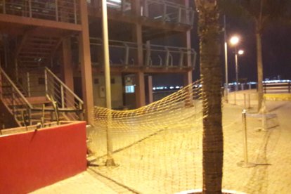 Hace pocos días este Diario visitó en las noches el acceso al puente y este seguía con mallas para evitar el ingreso de personas.